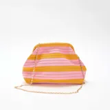 Bolso bandolera de diseño estructurado tipo saco, con patrón de rayas horizontales en tonos amarillo mostaza y rosado. Cuenta con cierre de broche metálico superior y correa de cadena dorada.
