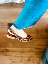 Chatas con estampado animal print, con talón descubierto y tira trasera.