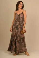 Vestido largo de satén con tirantes finos, escote en V y diseño fluido con estampado floreado.