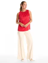 Blusa sin mangas de satén labrado con diseño de textura sutil. Presenta cuello redondo a la base con detalle de frunces tipo punto smock.