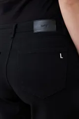 Bermuda de jean color blanco, con cinco bolsillos, corte a la rodilla y cierre frontal con botón y cremallera.