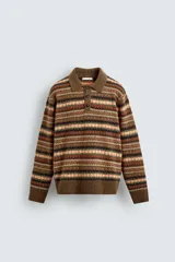 Polo de punto con diseño jacquard geométrico en tonos tierra, cuello solapa y cierre frontal de tres botones. Presenta mangas largas y terminaciones en rib en puños y ruedo.