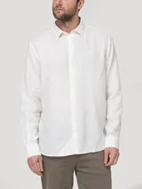 Camisa de lino de manga larga en color blanco, de corte clásico con cuello camisero y cierre frontal de botones.