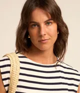 Blusa sin mangas Marfinno de viscosa y elastano, con escote barco, diseño a rayas horizontales en color blanco y negro, y detalle de fruncido lateral.