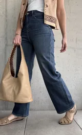 Jean de tiro alto y corte recto, confeccionado en denim azul oscuro con lycra.
