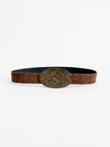 Cinto de gamuza color chocolate con hebilla ovalada grande de metal dorado con textura grabada.