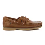 Zapato náutico de hombre, color verde oliva, con cordones de cuero marrón y suela de goma color caramelo. Presenta costuras contrastantes y un pequeño logo de pájaro grabado en el lateral.