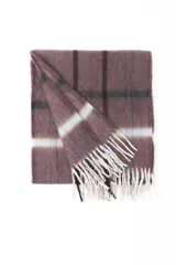 Bufanda de tejido suave con diseño de cuadros en tonos violeta, gris y líneas celestes, terminada con flecos en los extremos.