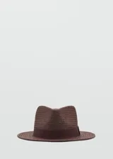 Sombrero tipo fedora de fibra natural en color marrón, con ala plana y cinta decorativa a tono alrededor de la copa.