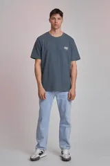 Remera de manga corta color verde oscuro, de corte holgado y cuello redondo.