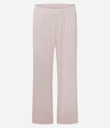 Pijama estilo americano compuesto por camisa de manga larga con cuello solapa, cierre frontal abotonado y pantalón largo con cintura elástica. Presenta bordado decorativo y detalles de ribetes en contraste.