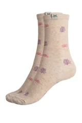 Par de medias color beige con estampado de hojas en tonos lila y rosa.