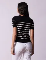 Buzo tejido de hilado fino, marca Philosophy, a rayas horizontales azul marino y blancas, con cuello redondo y mangas cortas.