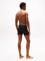 Pack de tres bóxers tipo brief Tommy Hilfiger, color negro, confeccionados en algodón y elastano con cintura elástica distintiva de la marca.