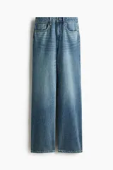 Jean de corte wide leg, tiro alto y pierna amplia, en denim de color celeste con efecto deslavado.