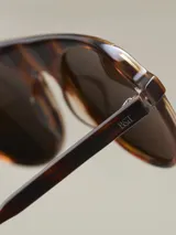 Lentes de sol negros con montura redonda y doble puente.