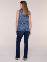 Blusa sin mangas de corte semi entallado, confeccionada en algodón con estampado geométrico en blanco y negro. Presenta escote redondo y largo hasta la cadera.