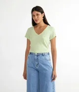 Remera básica de manga corta con escote en V y bolsillo frontal pequeño en el pecho. Confeccionada en una mezcla de algodón y poliéster, ofrece un calce cómodo y suave.