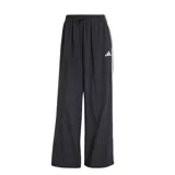 Pantalón de corte ancho y estilo urbano, confeccionado en tejido liviano color negro. Presenta cintura elástica con cordón ajustable, bolsillos laterales y las icónicas tres tiras de la marca en los costados, junto con el logo de Adidas bordado en la pierna.