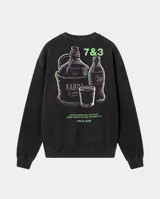 Buzo de cuello redondo en color negro con efecto lavado, de corte regular y ajuste cómodo. Presenta un estampado gráfico en la espalda con motivos de bebidas y texto alusivo, en tonos verde neón y violeta.