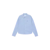 Camisa boxy de manga larga con diseño a rayas verticales en tonos celeste y blanco, cuello camisero, cierre frontal de botones y un bolsillo ojal en el pecho con logo bordado.