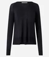 Suéter de punto color celeste, con cuello redondo y mangas largas.