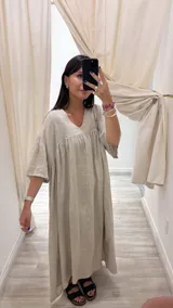Vestido largo color beige, de lino, con escote en V y corte debajo del busto.