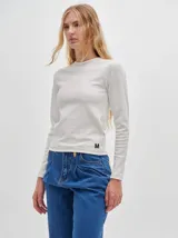 Remera de manga larga con cuello a la base, confeccionada en tejido acanalado con calce al cuerpo y diseño tipo crop.