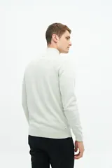 Campera tejida color verde militar, con cuello levemente elevado, cierre entero, logo bordado y fit regular.