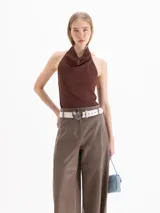 Top marrón con escote halter drapeado y diseño sin mangas.