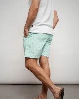 Short de baño celeste con estampado de cangrejos, con cintura elástica ajustable con cordón, bolsillos laterales y suspensor interior.