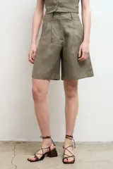 Bermuda color verde oliva de lino, con pinzas y bolsillos laterales.