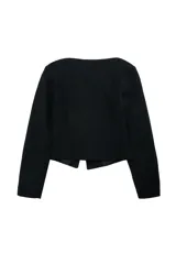 Campera corta de paño color negro, con escote redondo y manga larga. Presenta cierre frontal mediante tres ganchos metálicos decorativos. Diseño entallado con forro interior.