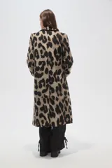 Tapado de corte recto y largo midi con estampado animal print. Presenta solapas clásicas, cierre frontal de doble botonadura y bolsillos laterales.