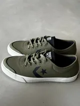 Championes Converse C All Star color verde militar con logo de estrella en negro y suela blanca.