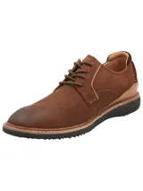 Zapato de cuero natural color chocolate con diseño de cordones, punta redonda y suela de EVA con tecnología Honey Foam para mayor amortiguación.