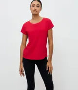 Remera deportiva de microfibra texturizada color rojo, con cuello redondo, mangas cortas y recortes laterales. Diseño liso y funcional para entrenamiento.