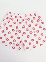 Bóxer Kevingston de algodón blanco con estampado integral de labios rojos. Cuenta con cintura elastizada y etiqueta de la marca en el frente.