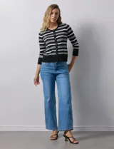 Cardigan tejido en hilado fino, marca Cable & Gauge, con rayas horizontales negras y blancas. Tiene abertura central con botones y cuello redondo.