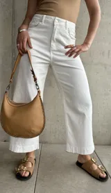 Pantalón capri blanco de tiro alto, corte recto y detalle de costuras onduladas en los bolsillos delanteros.
