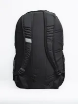 Mochila negra de poliéster ripstop, con compartimento principal amplio, bolsillo frontal con cierre, bolsillos laterales de malla, sistema de elástico frontal en forma de “8” y broches laterales de compresión.