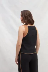 Top negro de lino con breteles anchos color camel y ruedo con costura a contratono.