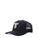 Gorra tipo trucker color negro con panel frontal de algodón y paneles traseros de malla. Presenta un logo bordado en hilo dorado en la parte frontal.