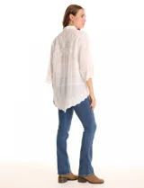 Camisa de algodón broderie color blanco, marca Liv Los Ángeles. Cuello con solapa, abertura central con botones y mangas ¾ amplias.