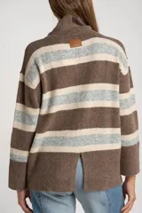 Polera de tejido de punto con diseño a rayas horizontales en tonos marrón, beige y gris. Presenta cuello alto, mangas largas con puños anchos y un corte holgado.