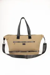 Bolso de gran capacidad color beige, con asas fijas superiores y correa de cinta gruesa desmontable y regulable en color negro con logo grabado. Presenta cierre principal, bolsillo frontal con cierre y un compartimento inferior adicional con cierre.
