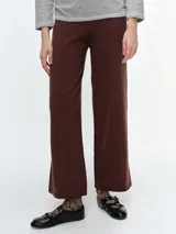 Pantalón tejido de corte recto y tiro medio, con cintura elástica. Presenta una caída fluida y diseño minimalista.
