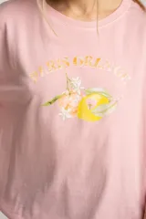 Remera rosa de algodón con calce oversize y estampa de limones y naranjas con la frase "Paris Orange".