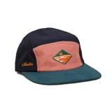 Gorra de 5 paneles con diseño multicolor que combina paneles de lona negra, panel frontal de corderoy rosado y visera de corderoy verde oscuro. Presenta un parche bordado con diseño de paisaje en el frente y el nombre de la marca bordado en el lateral.