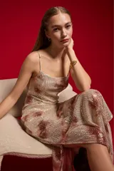 Vestido midi de poliéster cubierto de lentejuelas con estampado multicolor, diseño ajustado al cuerpo, cuello buche y tirantes finos regulables.